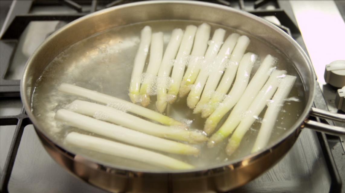 Afbeelding asperges in een pan